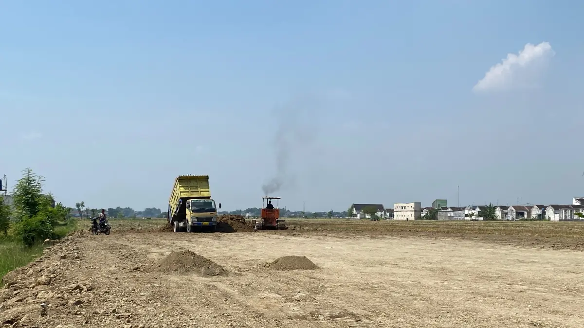 HAMPIR RAMPUNG: Pengurukan lahan untuk bazar UMKM terus dikebut kemarin (4/8). 