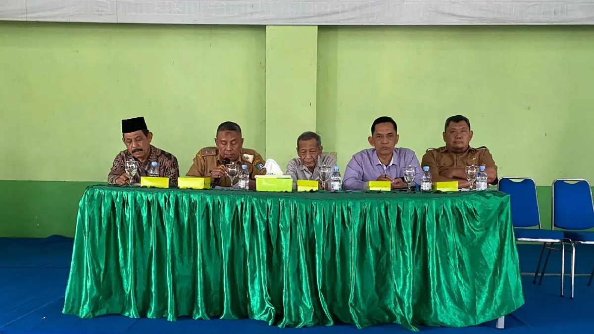 Ketua Koperasi Pegawai Republik Indonesia (KPRI) Sejahtera Hartono memimpin rapat terbatas dengan anggota KPRI
