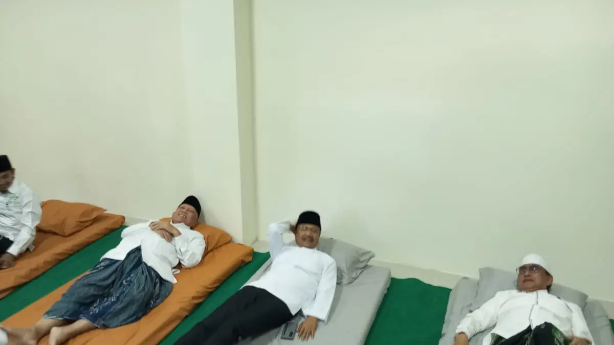 PASTIKAN KENYAMANAN: Ketua Pelaksana Muktamar ke-35 Nahdlatul Ulama (NU) Saifullah Yusuf meninjau langsung kesiapan fasilitas penginapan bagi peserta Muktamar ke-35 NU di Pondok Pesantren Bahrul Ulum (PPBU) Tambakberas, Senin (3/8).