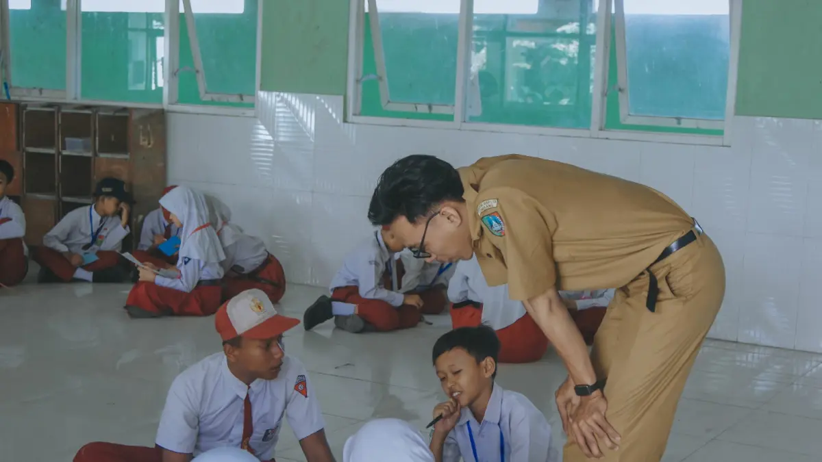 SEMANGAT: Siswa baru SMPN 1 Kesamben masih gunakan seragam lama ketika masa pengenalan lingkungan sekolah, Senin (13/7).