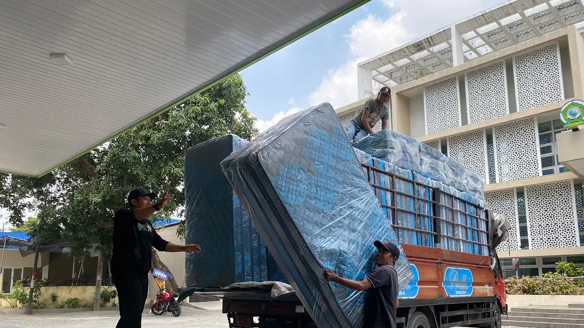 BARU TIBA: Ratusan kasur busa dan AC mulai berdatangan di Unwaha Tambakberas kemarin (5/8).