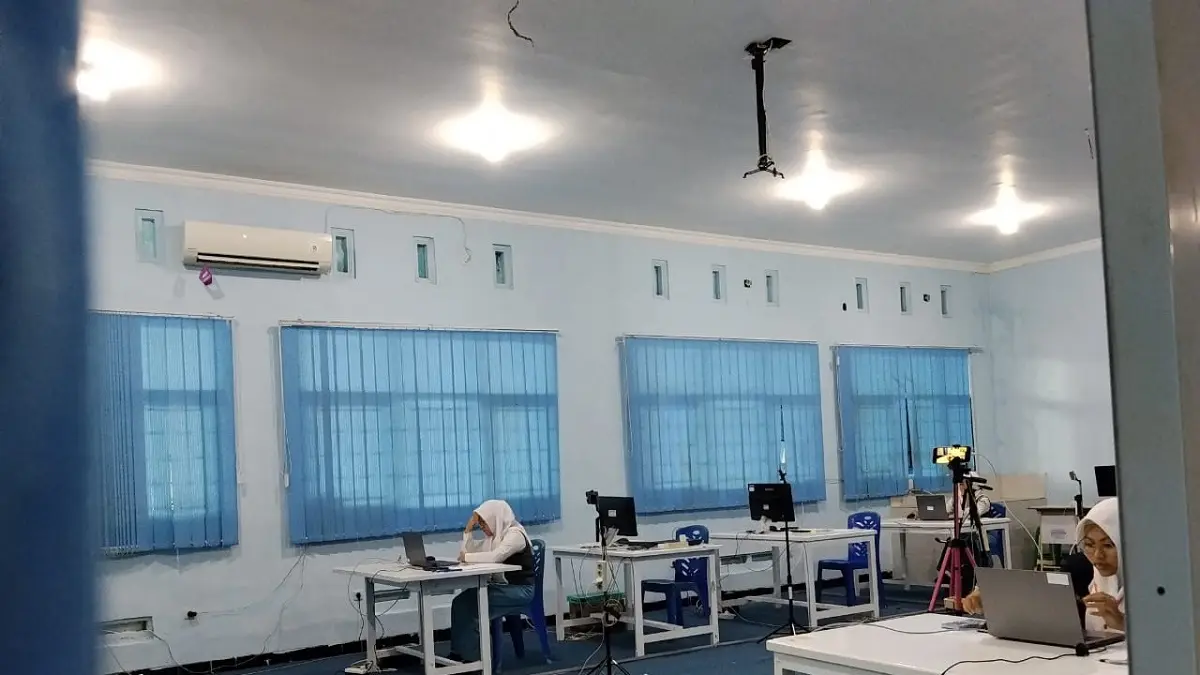 FOKUS: Siswa mengerjakan soal OSN secara tertutup di lab SMA Darul Ulum 2 Unggulan BPPT, (28/7)