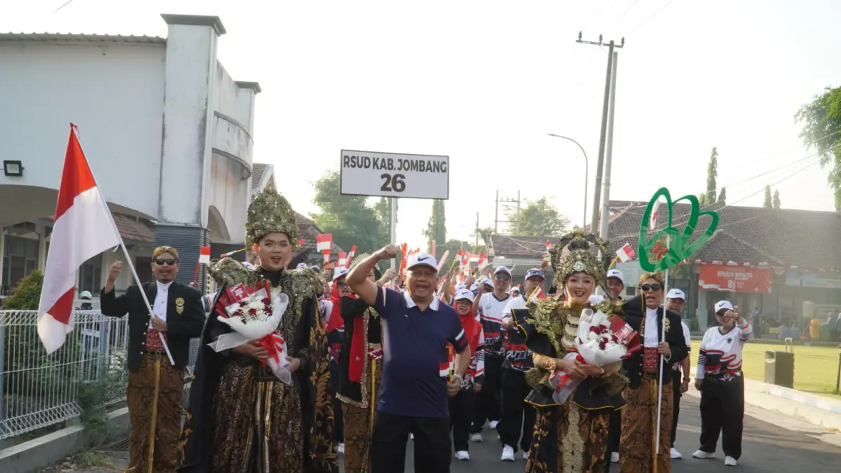 KOMPAK: Direktur RSUD Jombang, dr Pudji Umbaran MKP, beserta karyawan RSUD Jombang saat mengikuti defile Porkab 2026, kemarin (5/8).