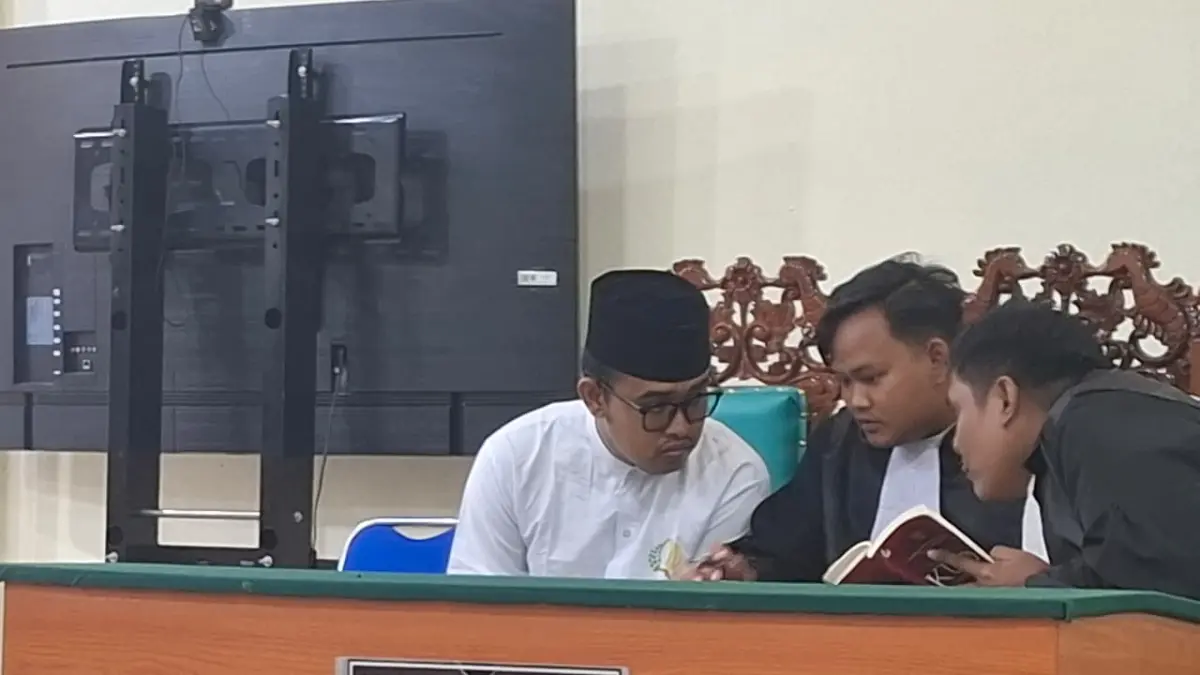 Majelis hakim Pengadilan Negeri (PN) Jombang menjatuhkan vonis 10 tahun penjara kepada DPR, 24, guru di salah satu sekolah menengah pertama di Kecamatan Jombang yang terbukti memperkosa siswanya yang masih berusia 15 tahun.