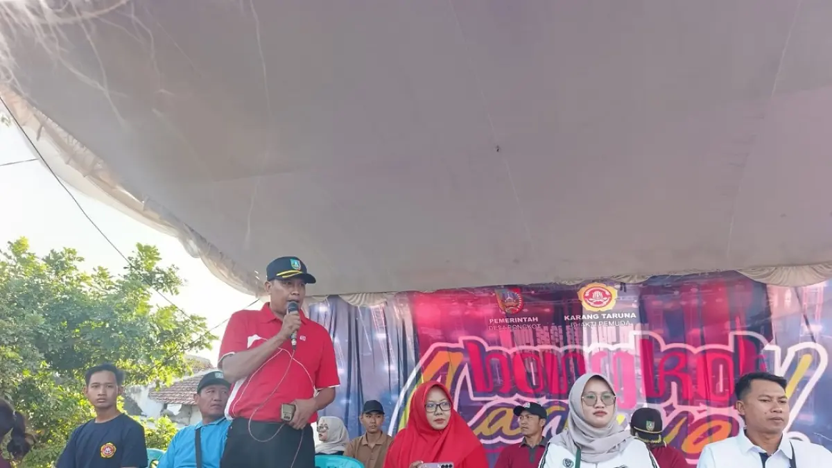 MERIAH: Kepala Desa Bongkot Moh. Yahya (kaos merah mengenakan topi) menjelang pemberangkatan Bongkot Spectacular Carnival 2026, Minggu (2/8) siang.