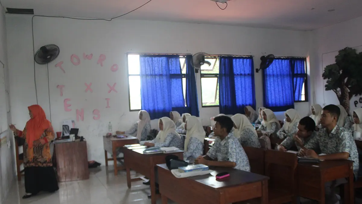 TERTIB: Kegiatan belajar mengajar di SMAN 1 Jombang, (8/1).
 
