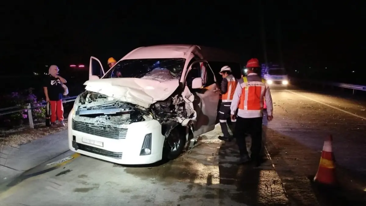  Kecelakaan lalu lintas melibatkan Toyota Hiace Premio dan truk tangki Hino terjadi di ruas Tol Jombang-Mojokerto KM 688+500 jalur A, masuk Desa Kedunglosari, Kecamatan Tembelang, Jombang, Rabu (5/8) 