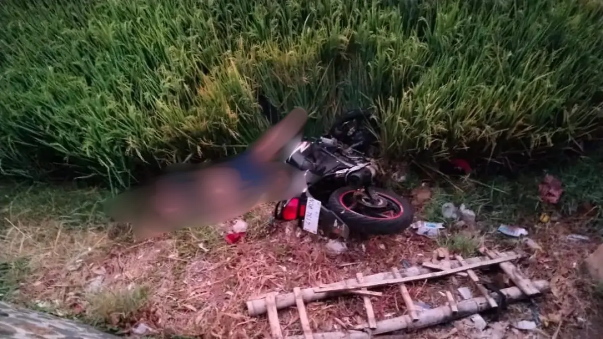 Kecelakaan tunggal terjadi di Jalan Raya Dusun Wungurejo, Desa Ngampungan, Kecamatan Bareng, Jombang, Rabu (5/8) dini hari. 