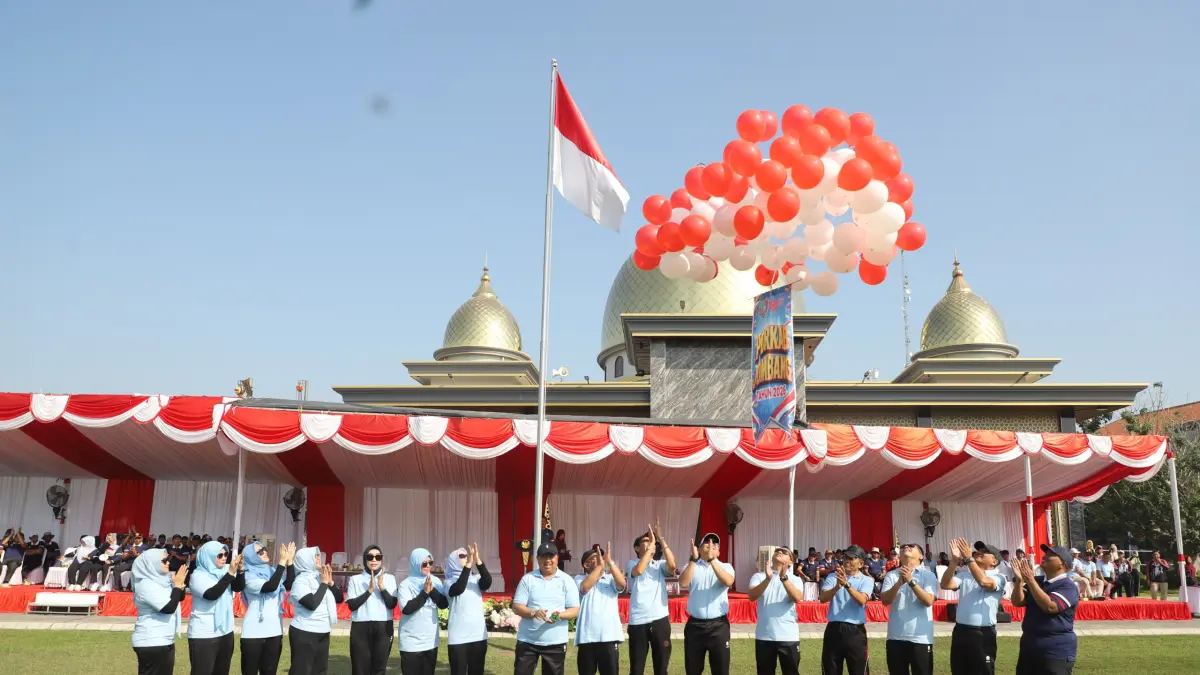 KOMPAK: Bupati Jombang Warsubi foto bersama seluruh ASN dalam Porkab 2026, kemarin (5/8).