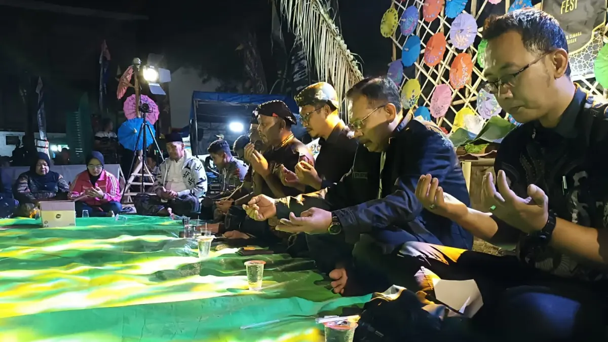 MERIAH: Kepala Desa Miagan Antok Budi Subagyo saat perayaan Gelar Potensi Desa Miagan Umbrella fest 2026. 