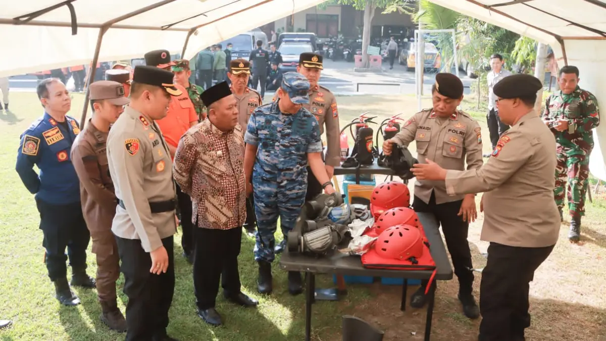 Polres Jombang bersama Pemerintah Kabupaten Jombang menggelar Apel Kesiapsiagaan Penanggulangan Bencana dan Gelar Sarana Prasarana Tahun 2026 di Lapangan Mapolres Jombang, Kamis (6/8/2026).
