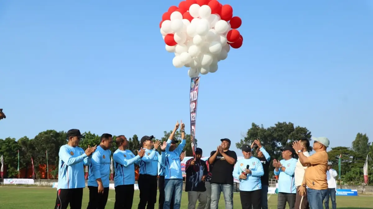 SATU KOMANDO: Ketua PKDI Jombang, Supono, mendampingi Bupati Warsubi saat pembukaan PKDI CUP II 2026 di Stadion Merdeka Jombang, Rabu (5/8) sore.