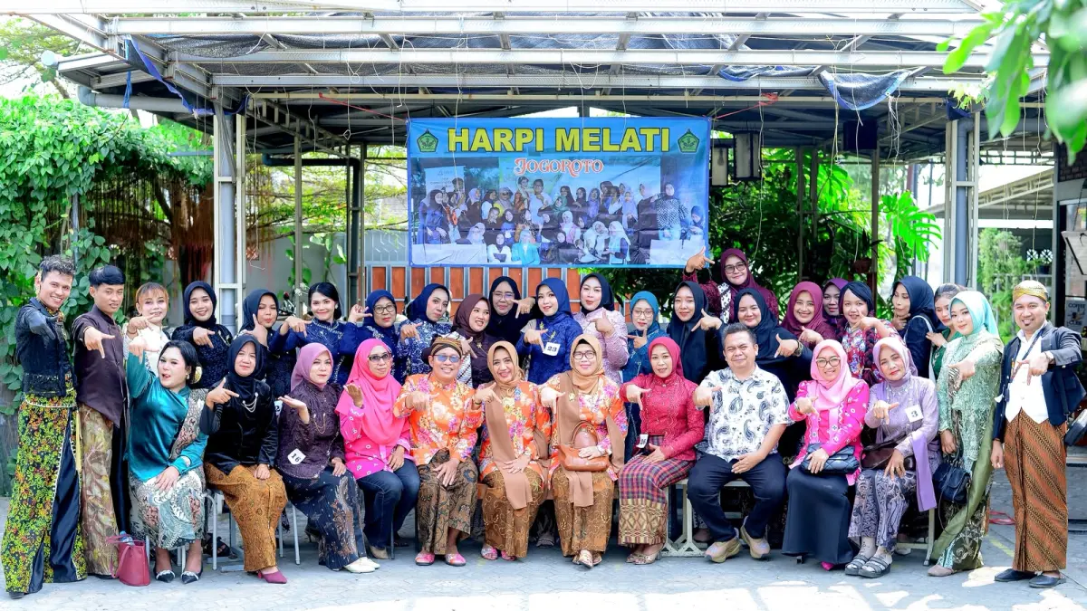 TELADAN: Wakil Ketua 3 DPRD Jombang, HM Syarif Hidayatullah ST MMT (Gus Sentot), menghadiri lomba fashion show HARPI Melati Kecamatan Jogoroto, Selasa (4/8).