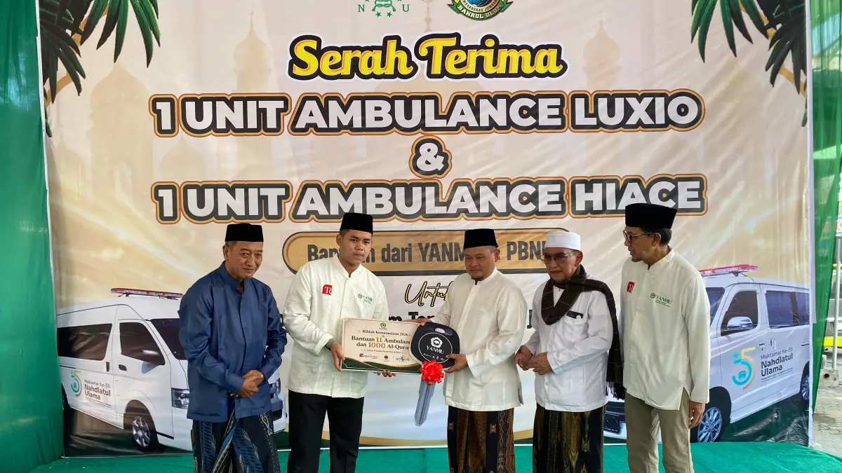 DISERAHKAN: Yayasan Anugerah Nusantara Al Mubarokah (YANMU) resmi mewakafkan dua unit ambulans ke Pondok Pesantren Bahrul Ulum Tambakberas, Jombang, Jumat (7/8/) siang.
