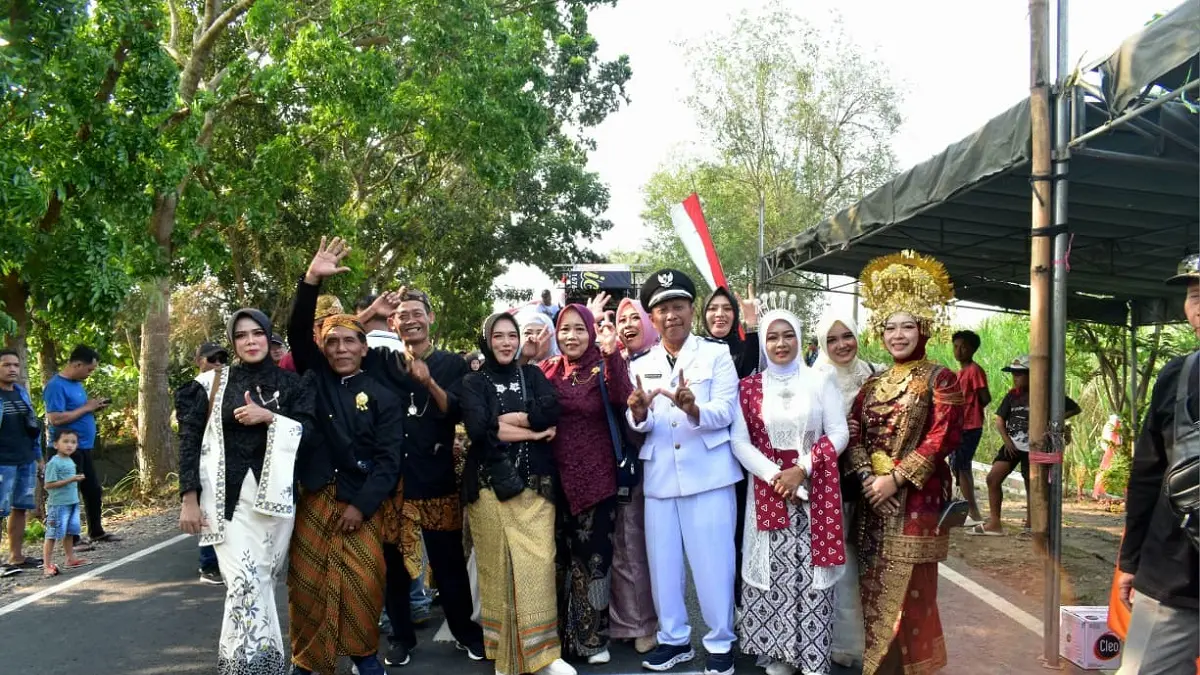 MERIAH: Kepala Desa Watudakon Suharto (berbaju putih) memberangkatkan karnaval Desa Watudakon di momen peringatan Hari Jadi Desa Watudakon ke-185 dan HUT ke-81 Kemerdekaan RI, Sabtu (1/8) siang. 