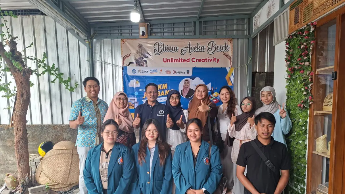 PENDAMPINGAN: Dosen Universitas Surabaya dan Universitas Dinamika usai memberikan pendampingan pada program Pengembangan Usaha Produk Unggulan Daerah (PM-UPUD), Sabtu (31/8).