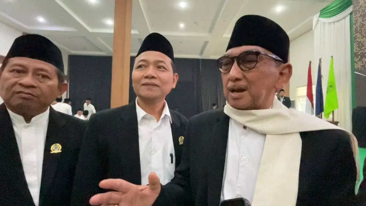 KELUARGA PESANTREN: Ketua Majelis Pangasuh PPBU Tambakberas KH Moh. Hasib Wahab Chasbulloh (kanan) didampingi Katua Umum IKABU Pusat Faizun Amir (tengah) saat memberikan keterangan pers usai pelantikan di aula Unwaha Jombang, Sabtu (8/8).

&nbsp;

