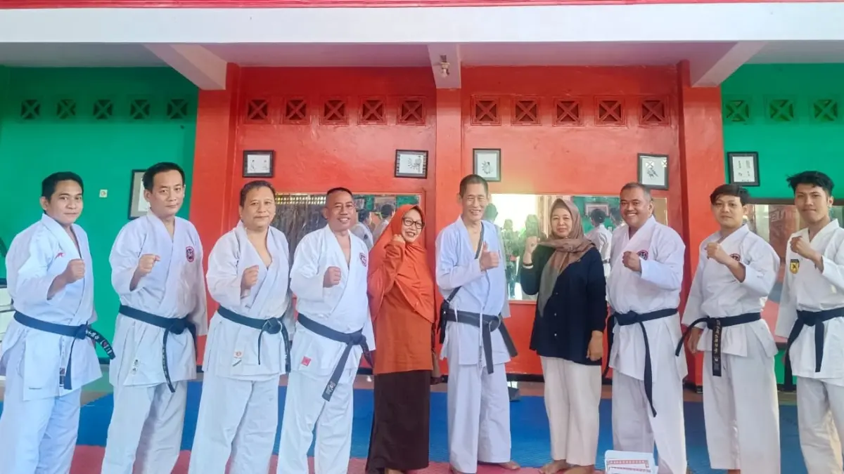 SEMANGAT: Karateka sabuk hitam saat mengikuti latihan bersama di Dojo Mahameru Jombang, Minggu (2/8).