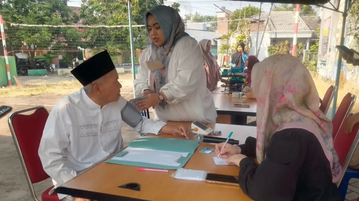 ANTUSIAS: Warga antre pengobatan gratis yang digelar PG Djombang Baru, kemarin (8/8).