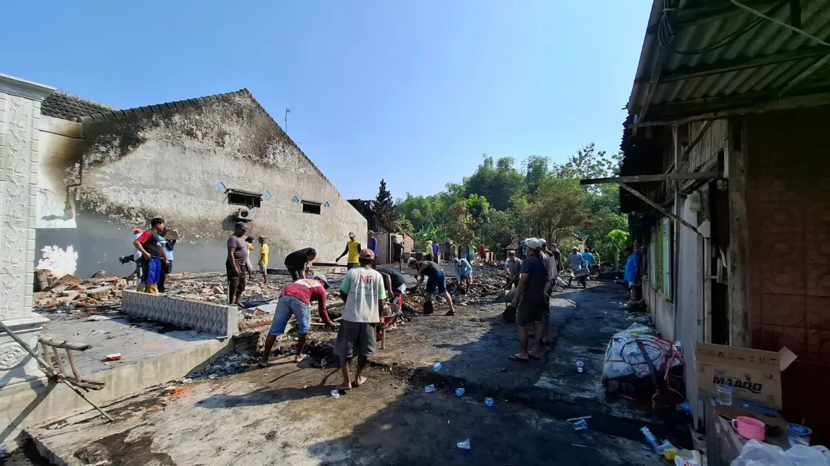 BENTUK KEPEDULIAN: Kepala Desa Kebonagung Yeni Anang Setiawan mendampingi berbagai pihak dan warga terdampak bencana kebakaran, Jumat (7/8) pagi.