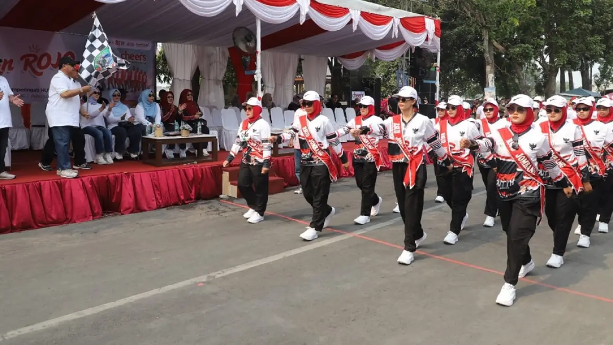 Karyawan RSUD Jombang ikut ambil bagian dalam gerak jalan Rojo, Sabtu (8/8).