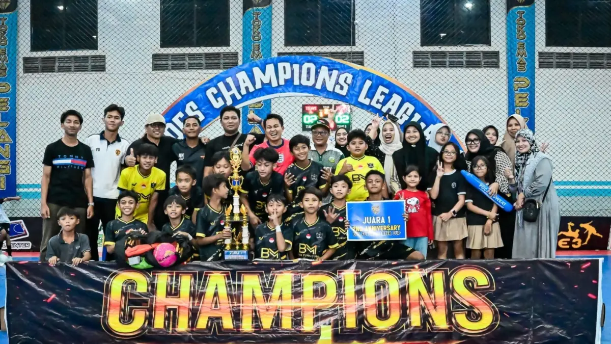 Official dan pemain tim futsal SDN Gadingmangu 2 Perak meraih juara turnamen Grand Champions 2nd Anniversary OFS Futsal Center, Minggu (12/7).