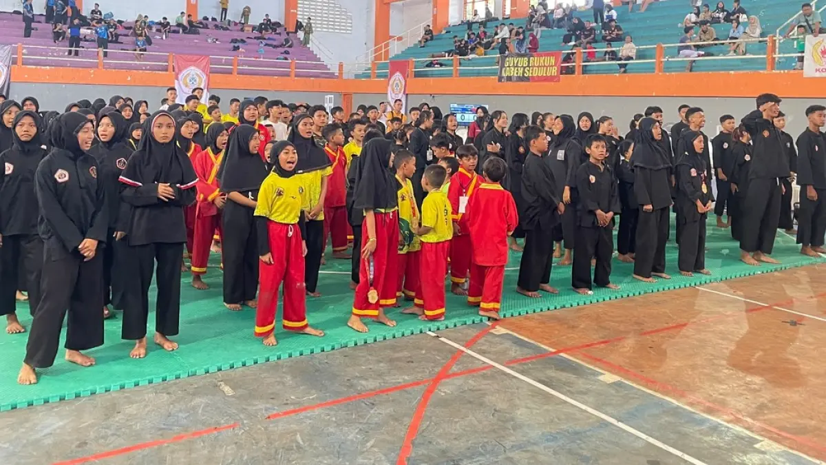 Para pesilat peserta Jombang Open Pencak Silat di GOR Merdeka, (7/8).