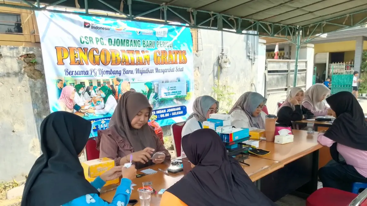 PEDULI: Warga Perumahan Griya Indah, Jombang mengikuti pengobatan gratis yang digelar PG Djombang Baru, kemarin (8/8).