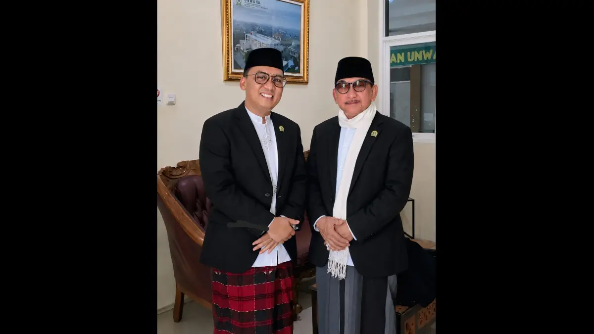 Zainal Muttaqin bersama Ketua Majelis Pangasuh PPBU Tambakberas KH Moh. Hasib Wahab Chasbulloh (kanan) 