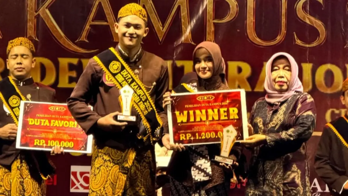 APRESIASI: Rektor ITEBIS PGRI Dewantara Jombang, Dr. Dra. Yuniep Mujati Suaidah, M.Si., CRA, foto bersama para juara Minggu (9/8).