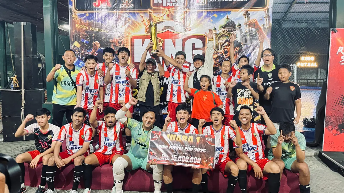 KOMPETITIF: Anggota tim Casper FC Jombang merayakan keberhasilan menjadi juara back-to-back di turnamen King Futsal Cup 2026 Pasuruan, Minggu (28/6) malam.