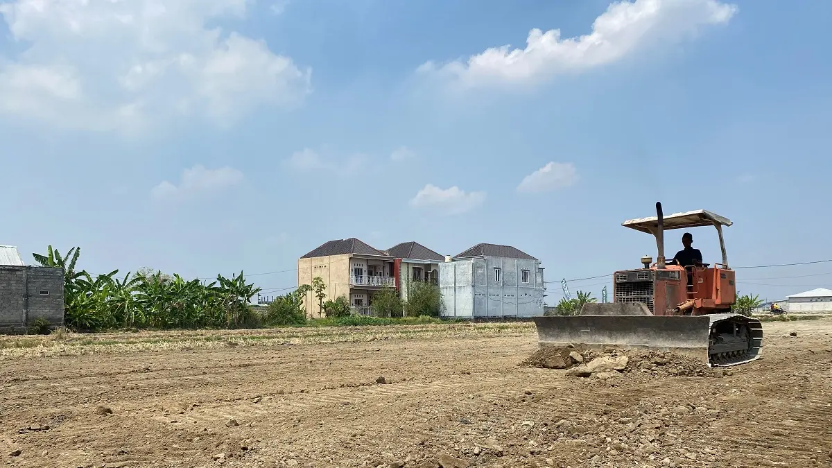 MULAI DIURUK: Area lahan di kawasan Desa Tambakrejo mulai diuruk untuk MCK Portabel dan UMKM Expo, kemarin (9/8).