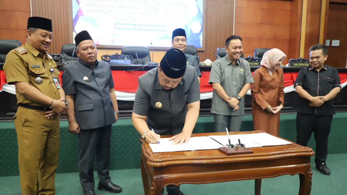 
SEPAKAT: Bupati Jombang dan Pimpinan DPRD menyepakati KUA-PPAS APBD 2027, Senin (10/8).
