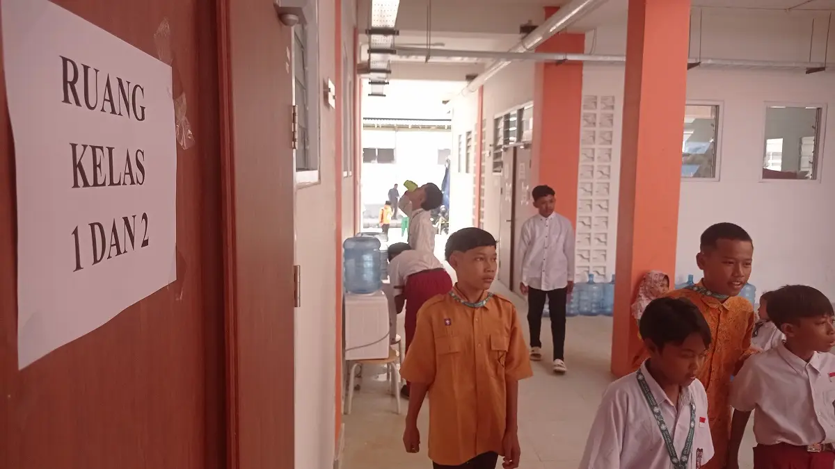 SUDAH BERAKTIVITAS:   Siswa Sekolah Rakyat Terintegrasi 1 Jombang beraktivitas di sekitaran gedung sekolah yang pembangunannya belum rampung 100 persen.