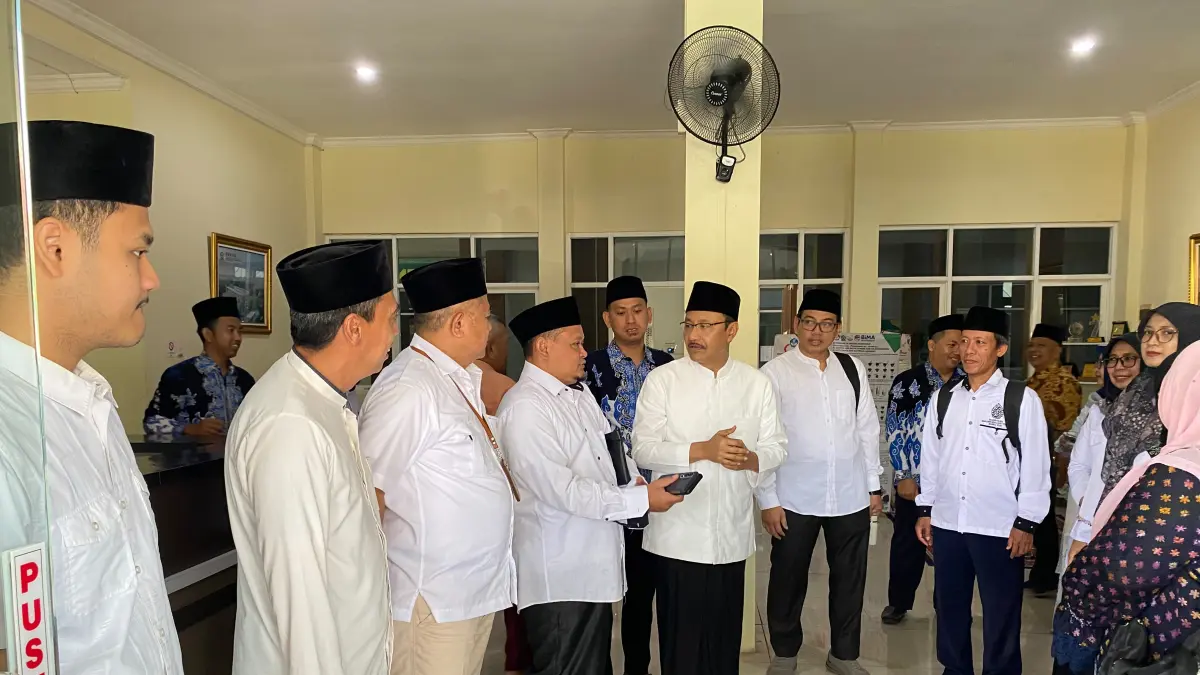 
TINJAU: Panitia Pusat Muktamar ke-35 NU, Saifullah Yusuf (Gus Ipul) memantau kesiapan infrastruktur Muktamar ke-35 Nahdlatul Ulama (NU) di Pondok Pesantren Bahrul Ulum Tambakberas, kemarin (10/8).
