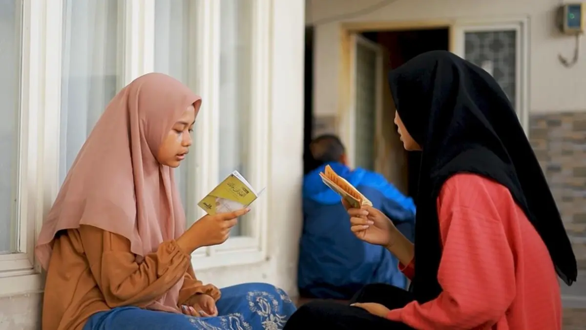 ILMU NAHWU-SHOROF: Dua santri putri Pondok Pesantren Bahrul Ulum Tambakberas, Jombang mengikuti kegiatan menghafal bait Kitab Alfiyah Ibnu Malik.

&nbsp;


