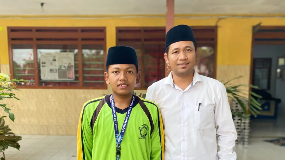 Irfan Maulana, Kelas IX MTs Darul Hikmah, Beji, Jogoroto bersama Kepala Madrasah, Nur Abdul Ghoni Makruf Syaifulloh