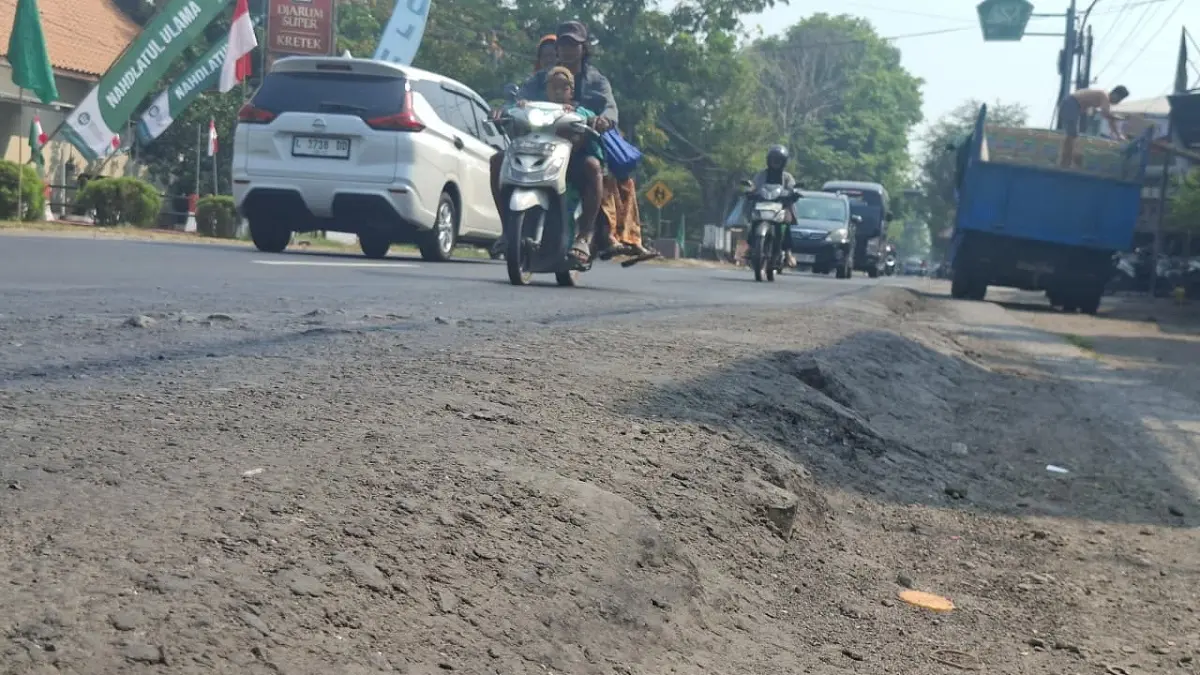 Jalan provinsi di Tambakberas rusak kemarin (11/8)