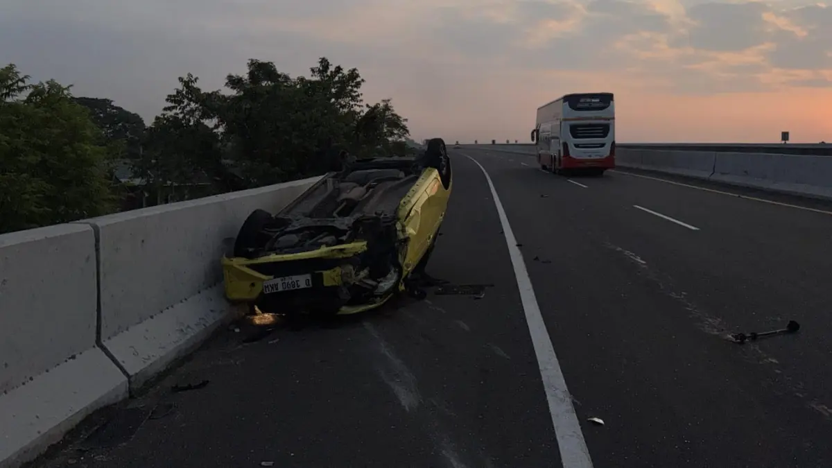 Kecelakaan tunggal terjadi di ruas Tol Jombang-Mojokerto (Jomo) KM 705+200 A, Selasa (11/8) sekitar pukul 06.00