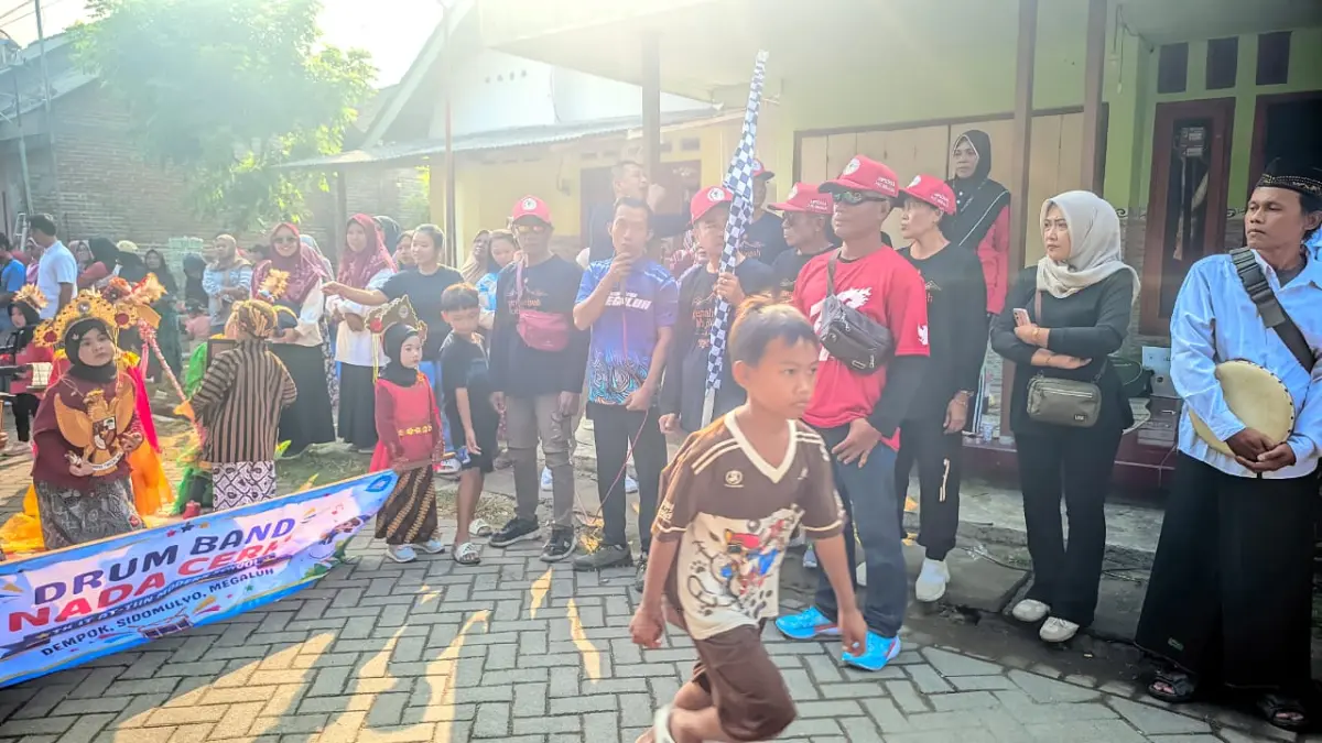 START: Kades Sidomulyo, Megaluh, Ariy Septa Adicandra, memberangkatkan karnaval dan parade gunungan, Sabtu (8/8).

