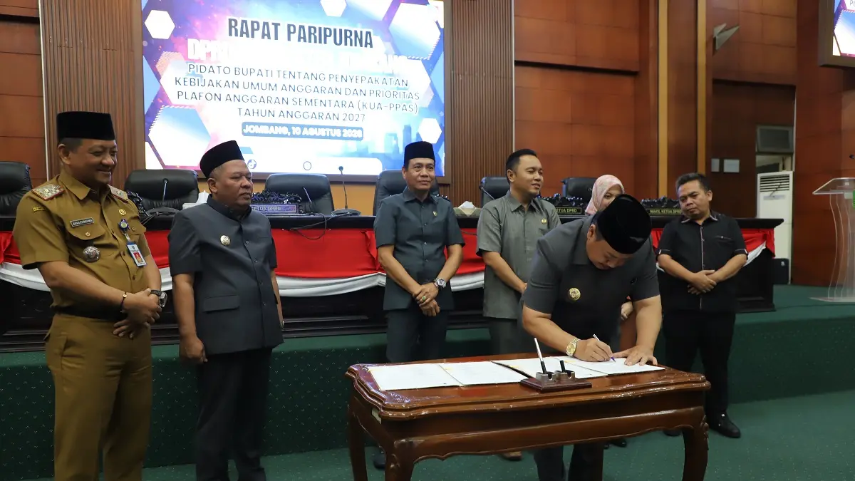 Bupati Jombang Warsubi menandatangani penyusunan APBD 2027, Selasa (11/8).