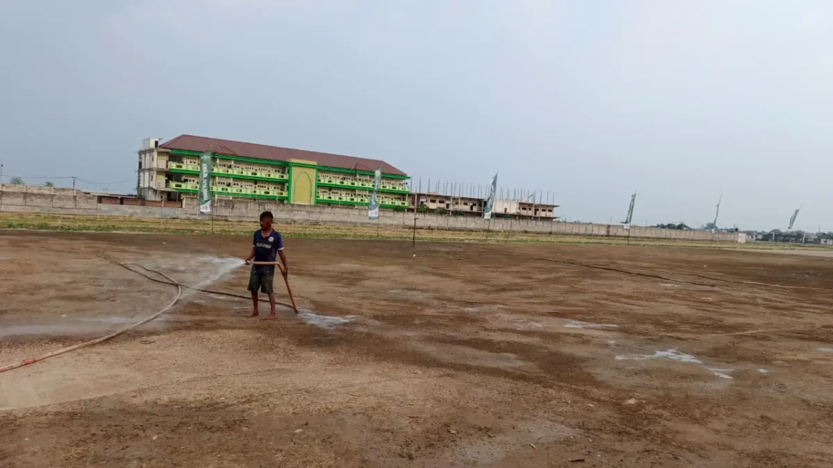 DISEMPROT: Pemdes Tambakrejo menyemprot lahan muktamar di kawasan Pondok Pesantren Bahrul Ulum Tambakberas, kemarin (12/8).
