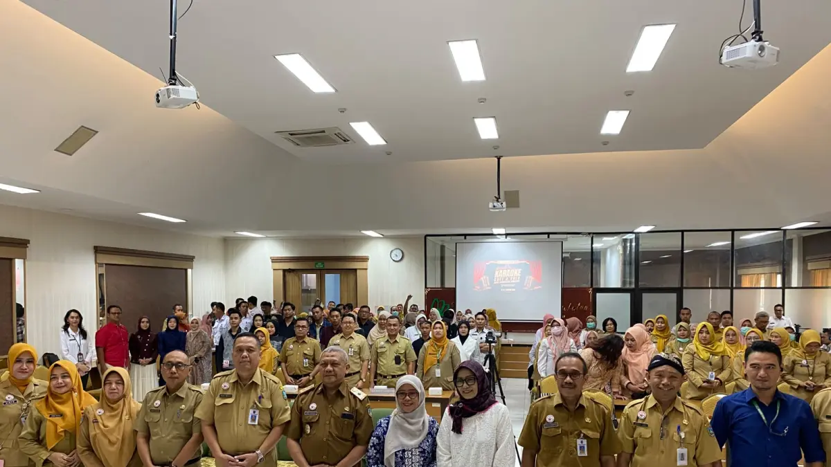 

KOMPAK: Direktur RSUD Jombang, dr Pudji Umbaran MKP, bersama seluruh peserta, kemarin (11/8).