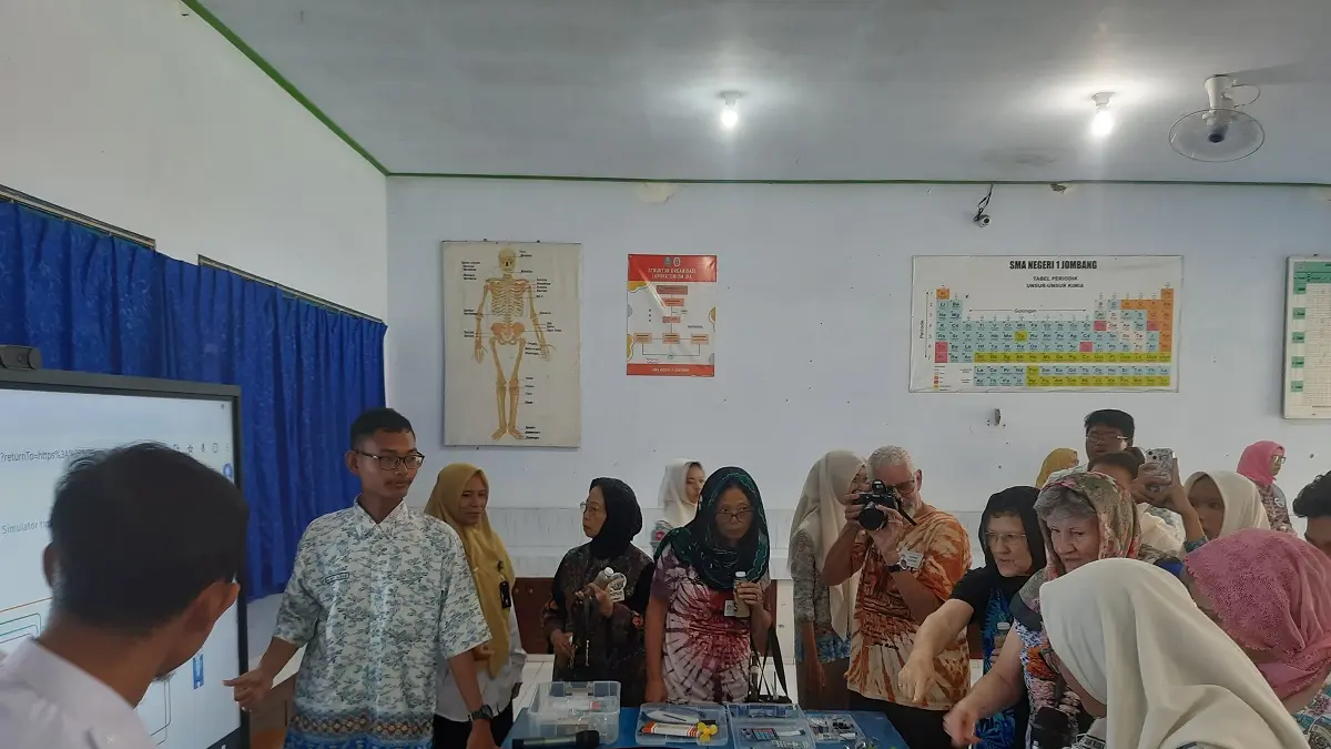 M Marzuki (putih), menyerahkan bantuan untuk mendukung program coding robotika kepada kepala SMAN 1 Jombang 