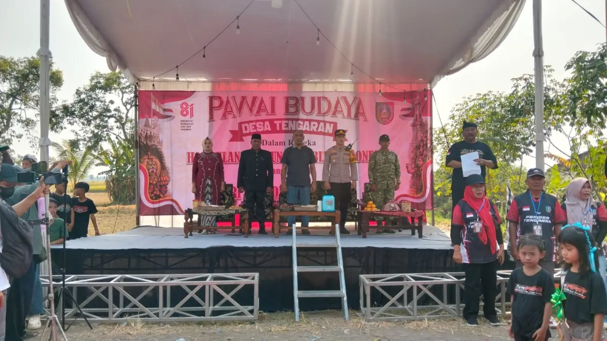 MERIAH: Kepala Desa Tengaran Achmad Kusairi (dua dari kiri) saat membuka kegiatan karnaval pawai budaya bersama jajaran Forkopimcam Peterongan, Minggu (9/8) siang