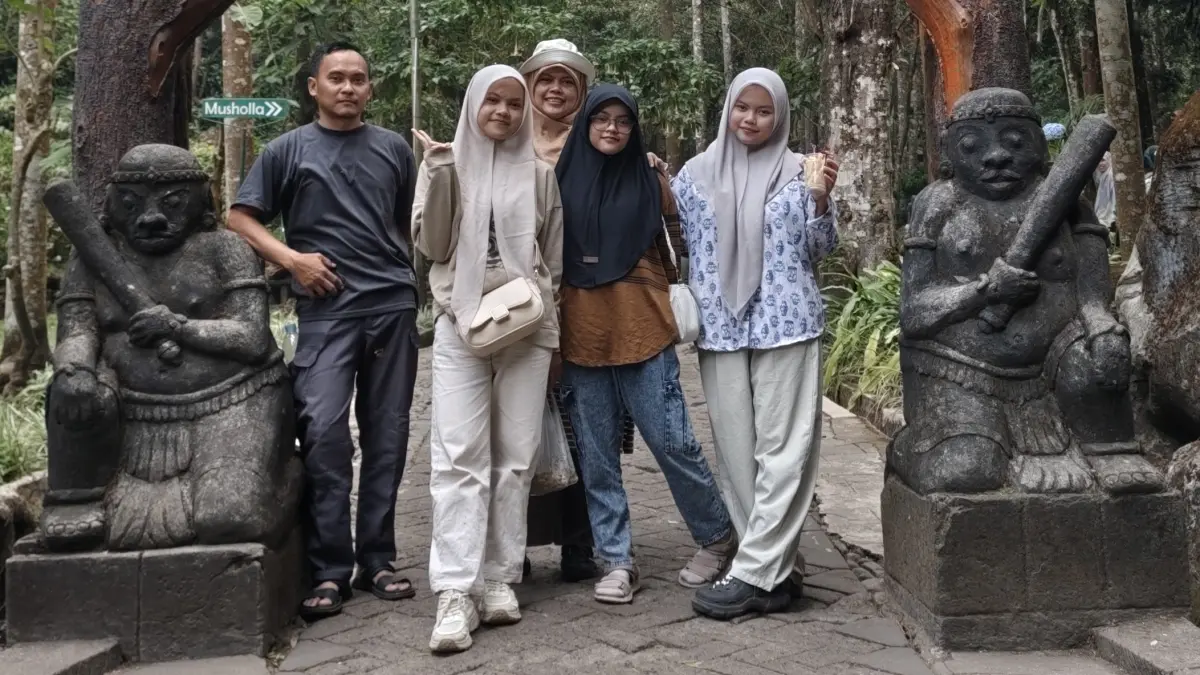 Nur Anisah, S.E., M.S.A., Ak., CA bersama keluarganya