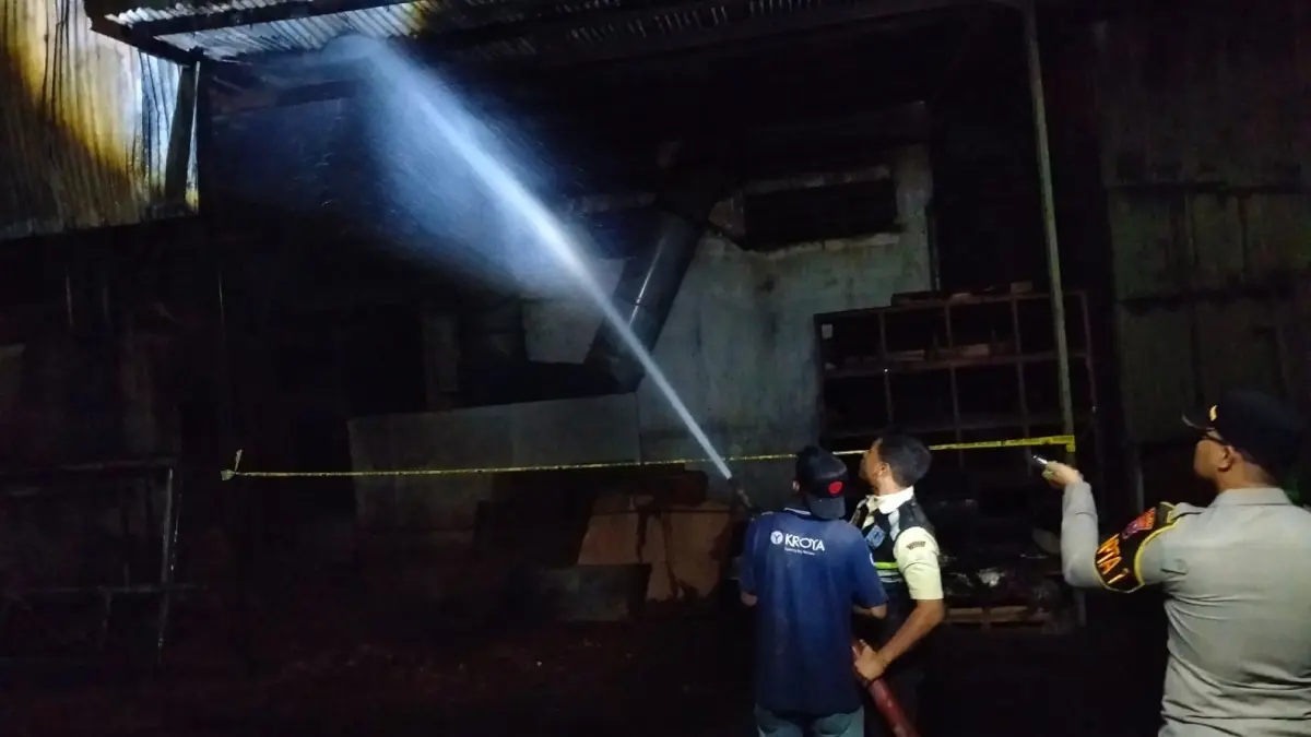 Kebakaran terjadi di area PT Seng Fong Moulding Perkasa, Jalan Prof. Dr. Nurcholish Madjid Nomor 173, Desa Tunggorono, Kecamatan Jombang, Selasa (11/8) sore.