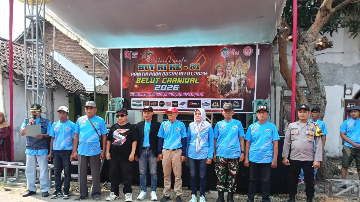 MERIAH: Kepala Desa Ngumpul Zaenal Arifin mendampingi para tamu undangan saat pembukaan karnaval budaya nusantara Belut Carnival 2026, Minggu (9/8) siang