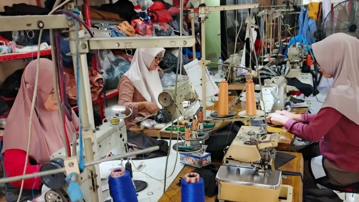 MULAI DIKERJAKAN: Salah satu penjahit di Desa Plosogeneng, Kecamatan Jombang mulai mengerjakan seragam gratis.
