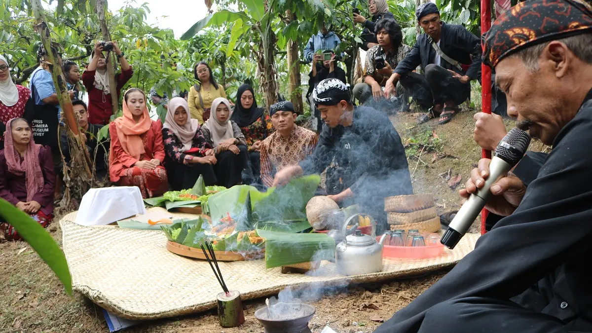 SAKRAL: Warga kampung adat Segunung Desa Carangwulung, Kecamatan Wonosalam, mengikuti tradisi wiwit kopi, Sabtu-Minggu (8-9/8). 